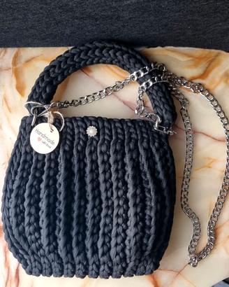 Borsa nera di design lavorata a maglia con catena