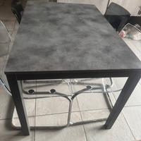 Tavolo allungabile con sedie