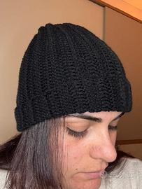 Cappello beanie nero uncinetto