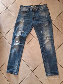 Jeans blu strappati da uomo