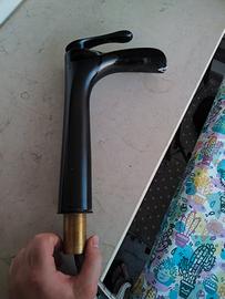 Miscelatore Alto a Cascata per Lavabo – Nero 