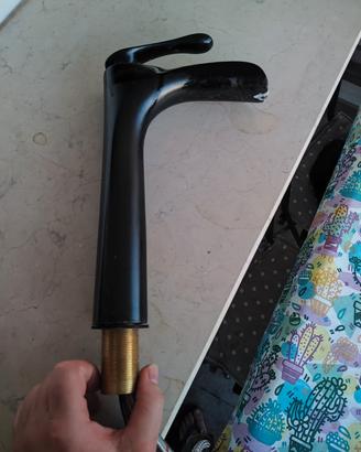 Miscelatore Alto a Cascata per Lavabo – Nero 