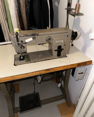 Macchina da cucire industriale Necchi