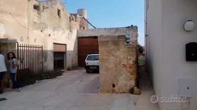 A soli 300 metri dal mare casa con terreno