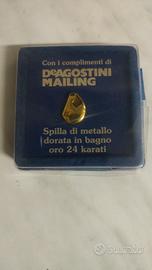 Spilla dorata realizzata da De Agostini Mailing