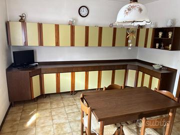 Soggiorno con tavolo allungabile e sedie