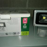 Faro lampada per esterno 10W 600 lumen con sensore