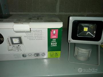 Faro lampada per esterno 10W 600 lumen con sensore