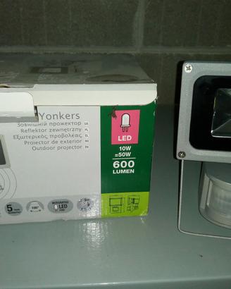 Faro lampada per esterno 10W 600 lumen con sensore