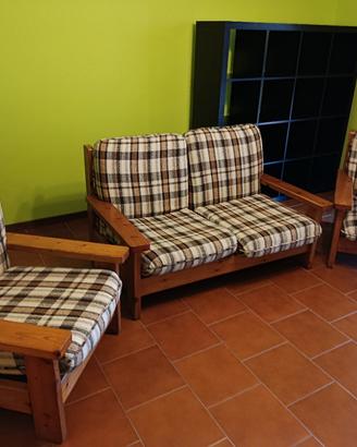 Divano in legno biposto e 2 poltrone con cuscini