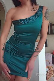 Abito monospalla con paillettes