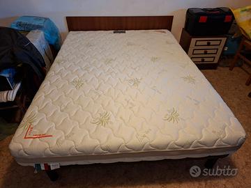 Materasso matrimoniale 140x190 cm, alto 22cm.
