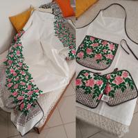 Set tovaglia/grembiule/ 2 presine da cucina. 