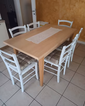 tavolo  allungabile  con sedie 
