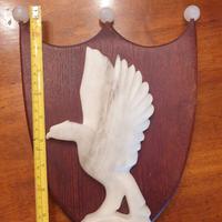 Scultura/crest in legno ed alabastro di Volterra