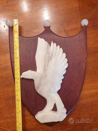 Scultura/crest in legno ed alabastro di Volterra