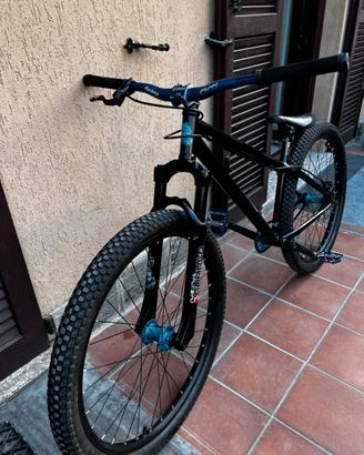 Bici dirt Slopstyle Blackmarket