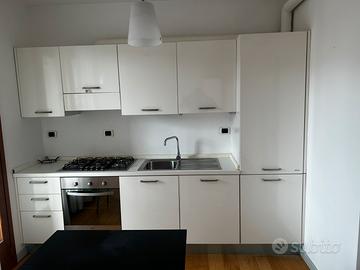 Cucina moderna completa di color bianco