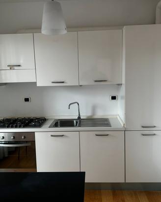 Cucina moderna completa di color bianco