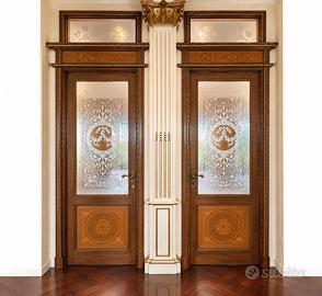 Coppia di porte in legno intarsiato con vetri deco