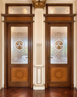 Coppia di porte in legno intarsiato con vetri deco