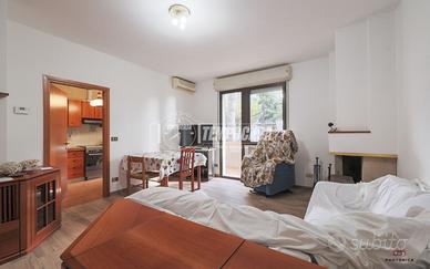 AMPIO CINQUELOCALI CON DUE BALCONI E GARAGE