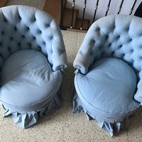 Coppia di poltroncine azzurre capitonné
