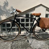 Bicicletta vintage nera con borse cuoio