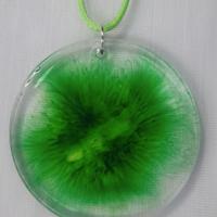 collana con ciondolo in resina