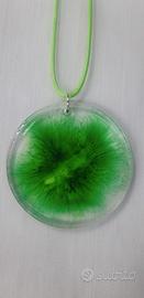 collana con ciondolo in resina