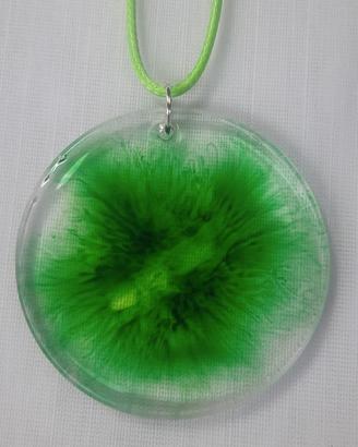collana con ciondolo in resina