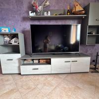 Divano e parete porta tv