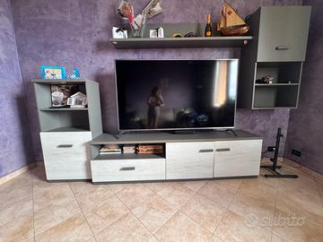 Divano e parete porta tv