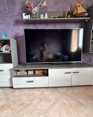 Divano e parete porta tv