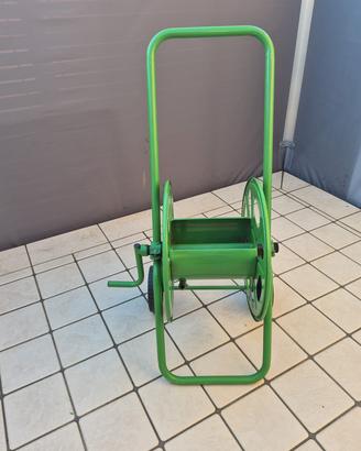 Carrello avvolgitubo per giardino.