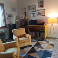 grande tappeto pelo corto giallo e grigio