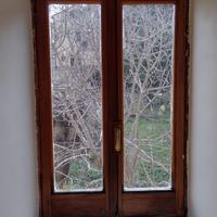finestra di pino rivestita di mogano
