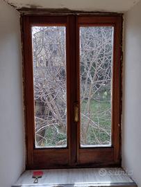 finestra di pino rivestita di mogano