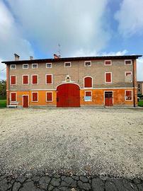 Rustico / Casale di 794 m² con più di 5 locali a B