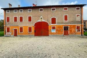 Rustico / Casale di 794 m² con più di 5 locali a B