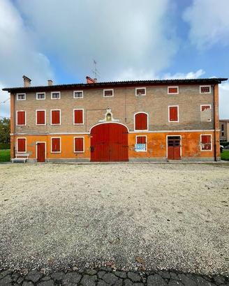 Rustico / Casale di 794 m² con più di 5 locali a B