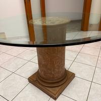 Tavolo di vetro che poggia su colonna terracotta