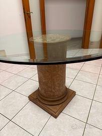 Tavolo di vetro che poggia su colonna terracotta