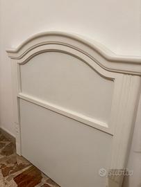 letto singolo in legno bianco.