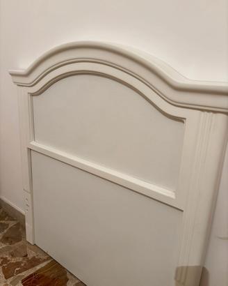 letto singolo in legno bianco.