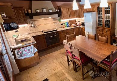 Cucina con eletttodomestici