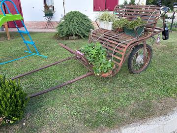 antico calesse in ferro arredo giardino