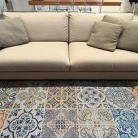 Divano beige in tessuto sfoderabile