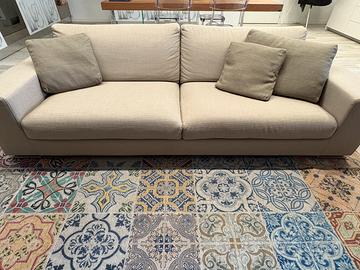 Divano beige in tessuto sfoderabile