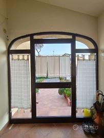 Struttura con porta in alluminio